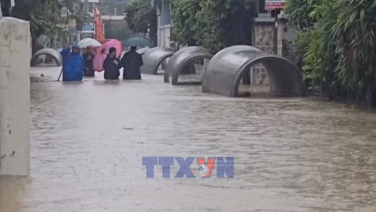Khánh Hòa ứng cứu, tiếp tế cho người dân vùng ngập lụt