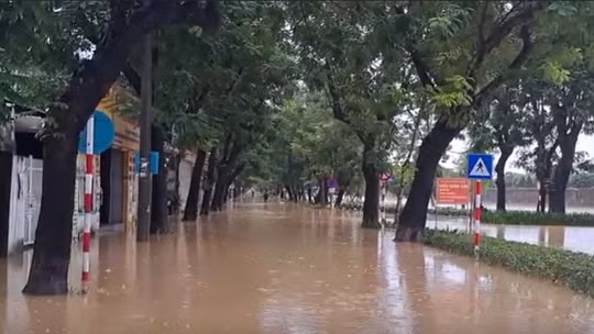 Huế: Lũ trên các sông xuống dần nhưng còn ngập diện rộng 