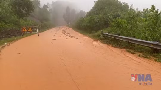 Sạt lở nghiêm trọng trên nhiều tuyến đường giao thông miền núi ở Huế