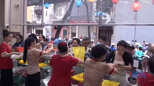 Bánh Trung thu truyền thống hút khách 