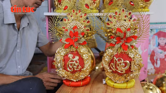 Nghề chế tác dừa dát vàng 24k tất bật vào mùa Tết
