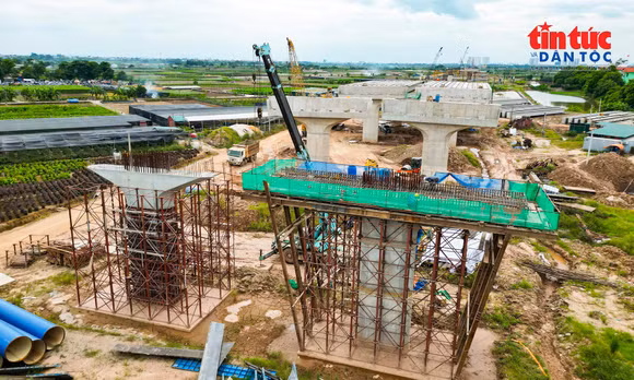 Nhộn nhịp công trường cầu Ngọc Hồi trước mục tiêu APEC 2027