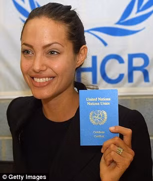 Angelina Jolie: Từ kiều nữ nổi loạn tới đại sứ thiện chí ảnh 8