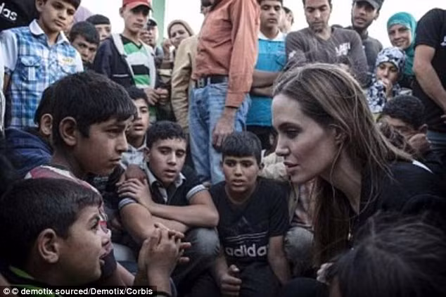 Angelina Jolie: Từ kiều nữ nổi loạn tới đại sứ thiện chí ảnh 10