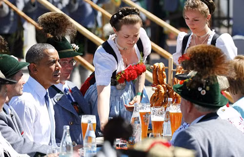Ông Obama vui vẻ thưởng thức bia, xúc xích Đức ảnh 2