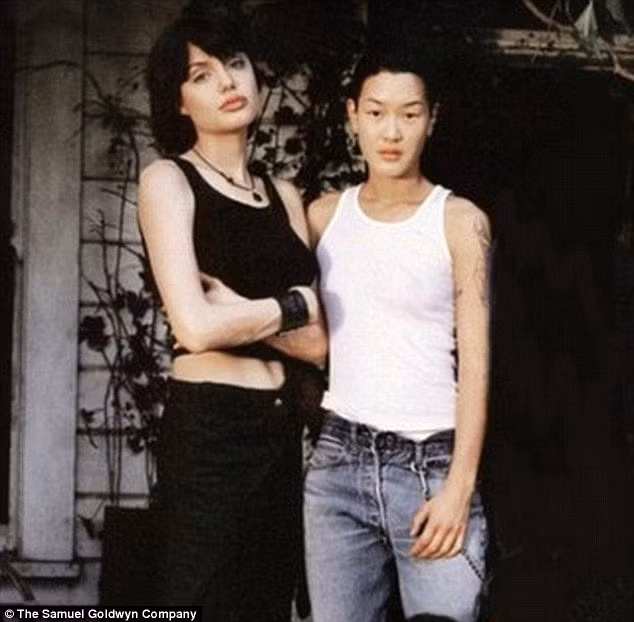 Angelina Jolie: Từ kiều nữ nổi loạn tới đại sứ thiện chí ảnh 3