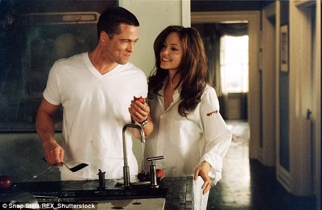 Angelina Jolie: Từ kiều nữ nổi loạn tới đại sứ thiện chí ảnh 12