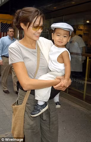Angelina Jolie: Từ kiều nữ nổi loạn tới đại sứ thiện chí ảnh 11