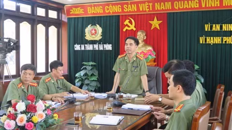 Khen thưởng thành tích triệt phá sàn vàng 'ảo' BBG ảnh 1