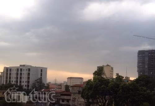 Hà Nội mưa dông, đề phòng gió giật ảnh 1