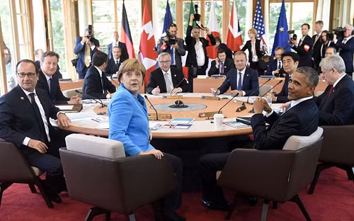 Ông Obama vui vẻ thưởng thức bia, xúc xích Đức ảnh 9