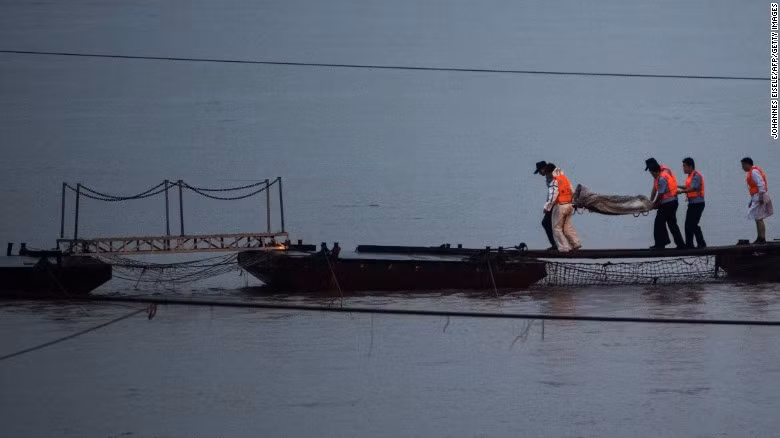 Chạy đua với thời gian cứu hơn 400 người kẹt trong tàu đắm ảnh 2