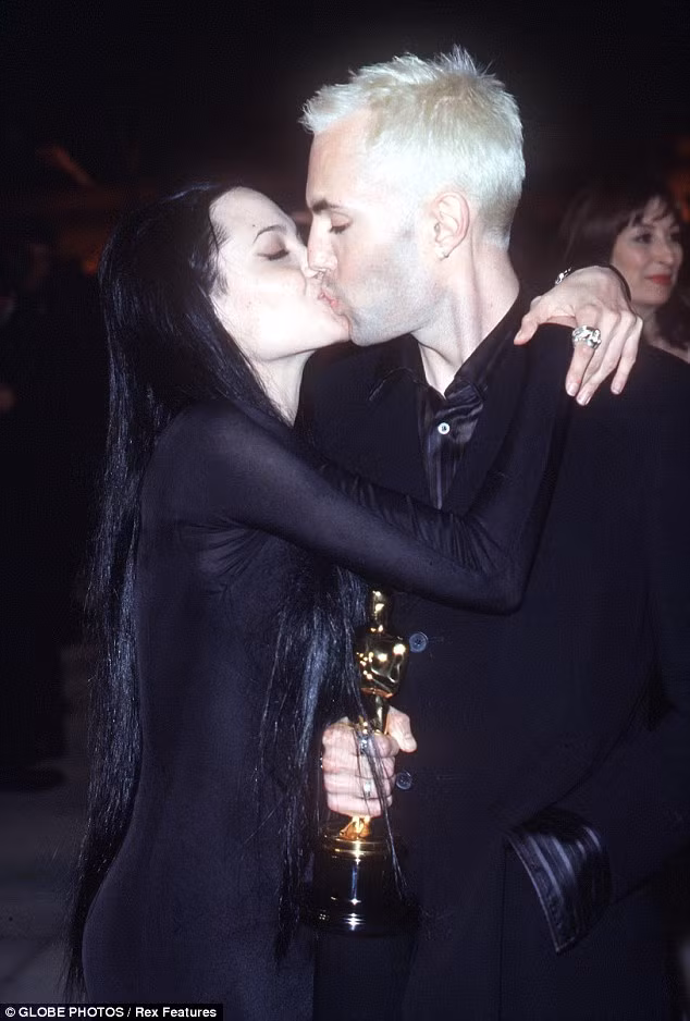 Angelina Jolie: Từ kiều nữ nổi loạn tới đại sứ thiện chí ảnh 5