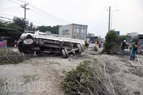 Xe container húc xe tải văng qua dải phân cách ảnh 1