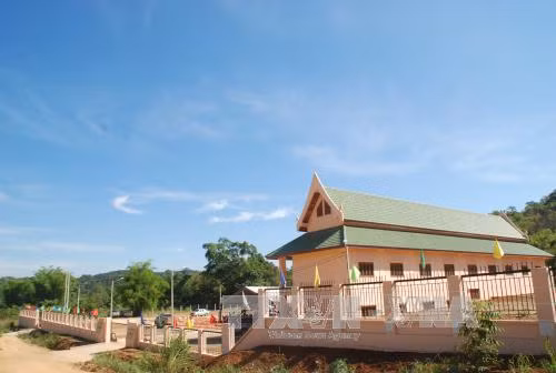 Bàn giao Trung tâm dạy tiếng Việt Nam cho Lào ảnh 1