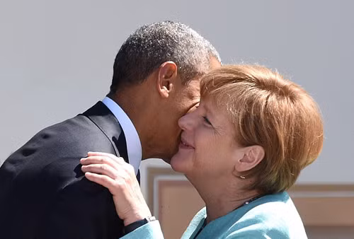 Ông Obama vui vẻ thưởng thức bia, xúc xích Đức ảnh 6