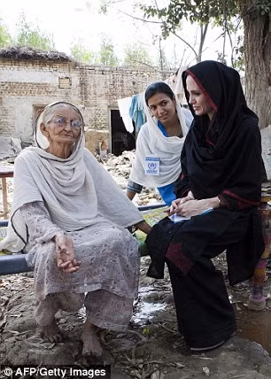 Angelina Jolie: Từ kiều nữ nổi loạn tới đại sứ thiện chí ảnh 9
