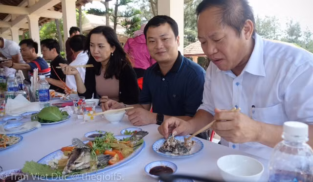 Bộ trưởng mời nhà báo ăn cá tại biển Nhật Lệ, Quảng Bình ảnh 1