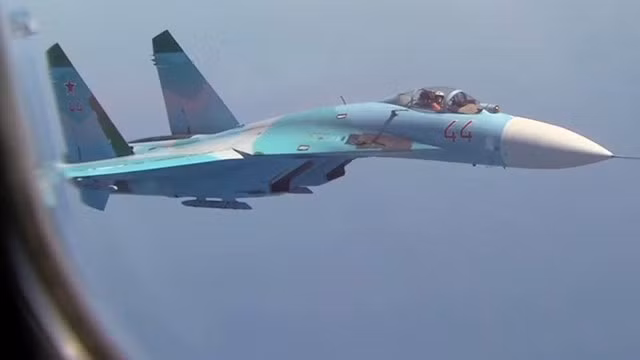 Nga ra tuyên bố về vụ Su-27 chặn máy bay Mỹ ảnh 1