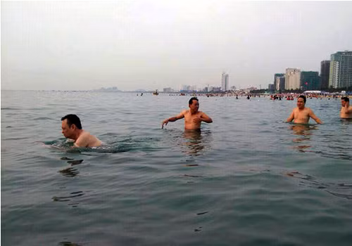 Lãnh đạo Đà Nẵng tắm biển cùng du khách ảnh 1