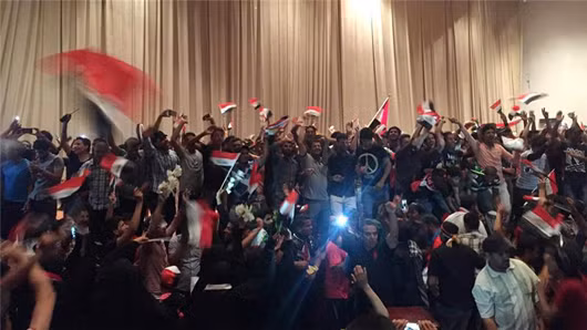 Hàng nghìn người Iraq tràn vào "Vùng Xanh" cướp phá ảnh 1