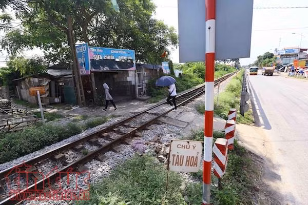 Đùa giỡn tính mạng trước mũi tàu hỏa ảnh 12