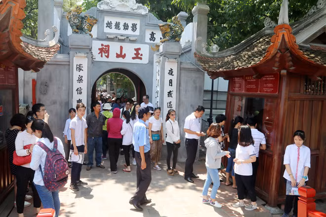 Sĩ tử Hà Nội đổ về Văn Miếu cầu may trước ngày thi vào lớp 10 ảnh 5