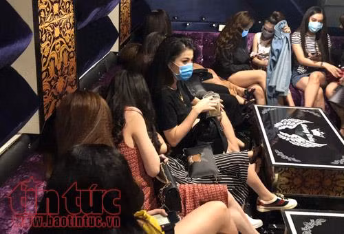 Đột kích nhà hàng Hoàng Triều, nhiều tiếp viên nữ ăn mặc hở hang chạy trốn ảnh 2