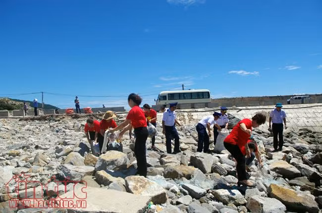 Vùng Cảnh sát biển 1 đồng hành với ngư dân Quảng Bình ảnh 2