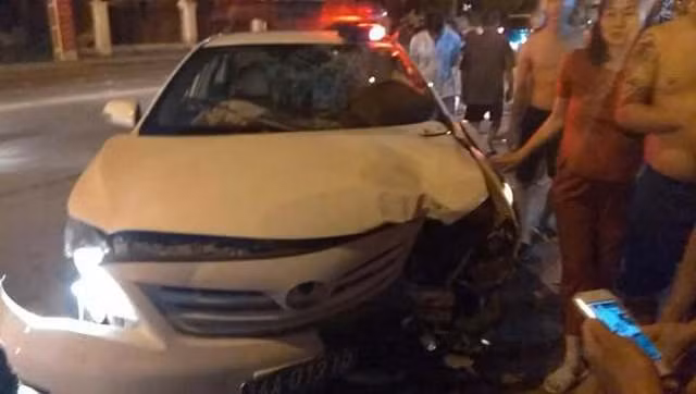 Xe ô tô của đội tuần tra giao thông va chạm với xe máy, một nạn nhân tử vong ảnh 1