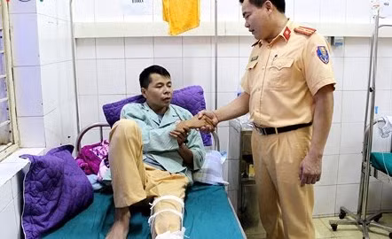 Điều khiển xe máy tốc độ cao đâm thẳng vào chiến sĩ cảnh sát đường thủy ảnh 1
