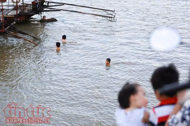 Bất chấp cảnh báo cấm bơi, người dân Hà Nội đổ xô ra sông hồ 'giải nhiệt' ảnh 14