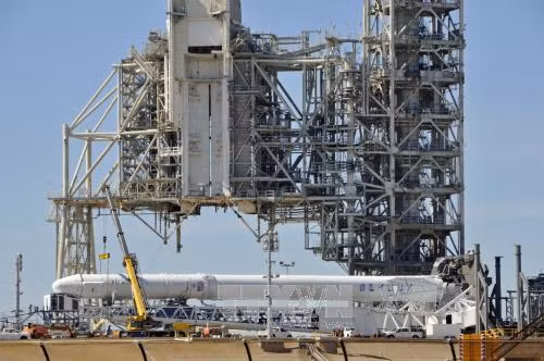 SpaceX hoãn kế hoạch đưa du khách lên Mặt Trăng ảnh 1