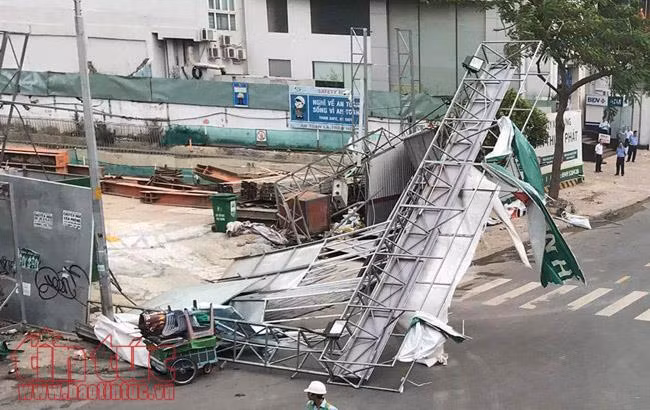 Dông lốc mạnh, hàng loạt cây xanh, bảng hiệu gãy đổ ảnh 3