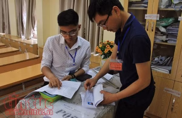 Nhiều thí sinh vẫn quên thẻ dự thi ngày làm thủ tục ảnh 7