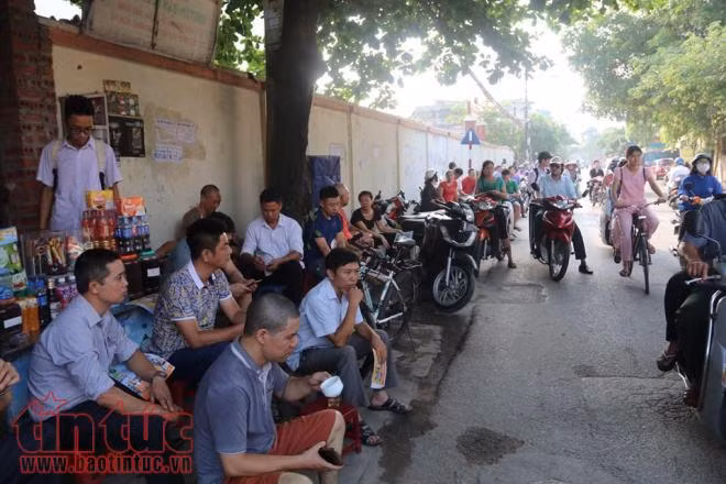 Phụ huynh ngóng chờ con thi môn Ngữ văn dưới cái nóng 33 độ C ảnh 4