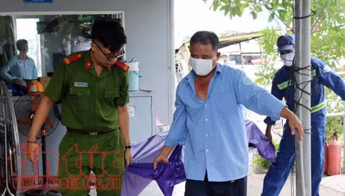 Thi thể đang phân hủy trôi lờ đờ trên sông Sài Gòn ảnh 1