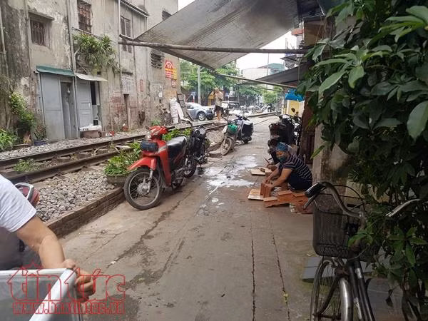 Đùa giỡn tính mạng trước mũi tàu hỏa ảnh 4