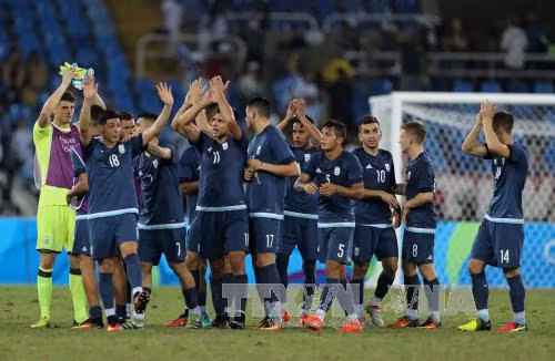 Điểm danh những lần 'ngã đau' của các 'ông lớn' tại World Cup ảnh 2
