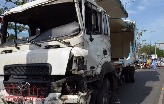 Xe tải đông lạnh lật ngang trên đường Võ Văn Kiệt, tài xế nhập viện ảnh 1