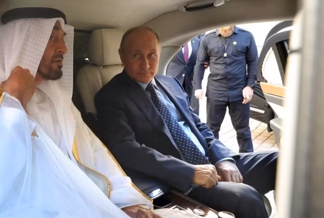 Tổng thống Nga Putin 'khoe xế hộp mới' với Hoàng Thái tử Abu Dhabi ảnh 1