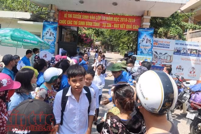 Thí sinh kết thúc môn thi Ngữ văn: Khá hào hứng với đề thi ảnh 3