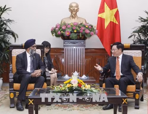 Phó Thủ tướng, Bộ trưởng Bộ Ngoại giao Phạm Bình Minh tiếp Bộ trưởng Bộ Quốc phòng Canada ảnh 1