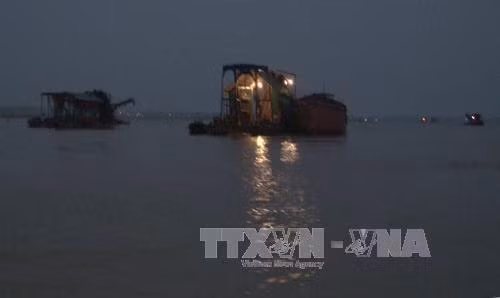 Hà Nội: Tạm giữ 50 phương tiện khai thác cát trái phép ảnh 1