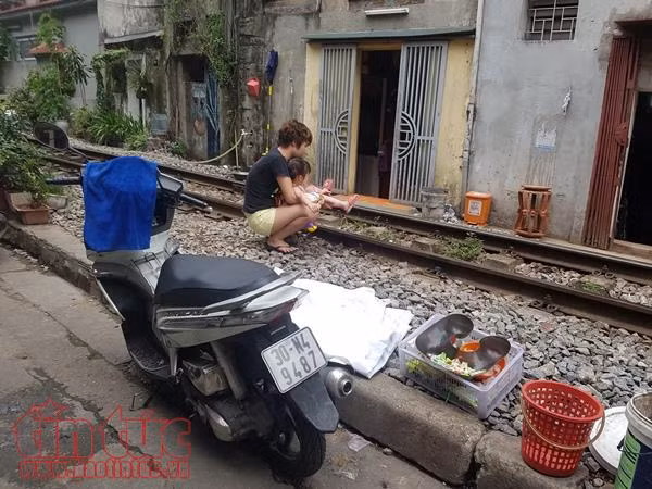Đùa giỡn tính mạng trước mũi tàu hỏa ảnh 3