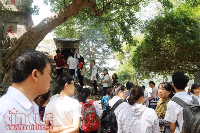 Sĩ tử Hà Nội đổ về Văn Miếu cầu may trước ngày thi vào lớp 10 ảnh 1