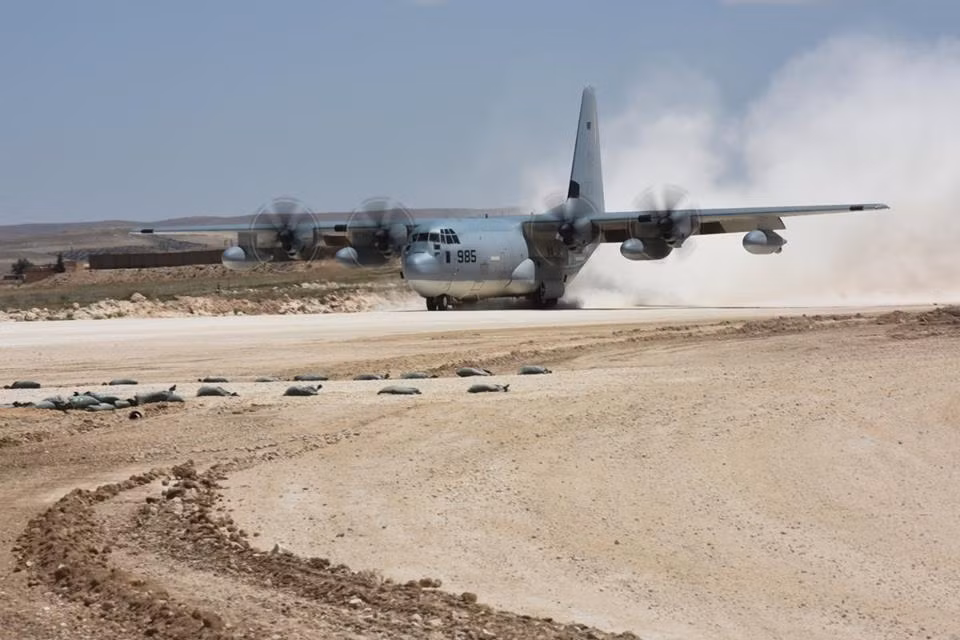 Chiêm ngưỡng dàn máy bay Mỹ ‘thả dáng’ tại căn cứ Syria ảnh 4