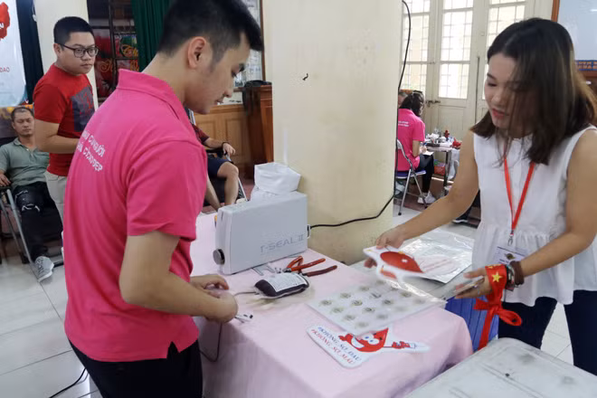 Cựu học sinh Việt Đức (Hà Nội) hiến máu cứu người ảnh 4
