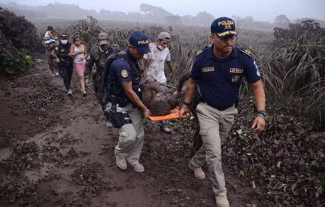 Hiện trường khủng khiếp vụ núi lửa phun trào ở Guatemala ảnh 9