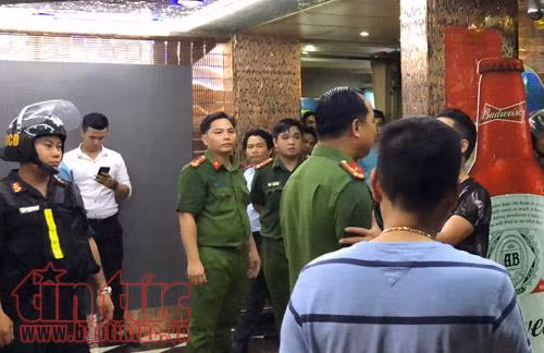 Đột kích hàng loạt tụ điểm ăn chơi, hàng chục tiếp viên trốn vào phòng bí mật ảnh 3